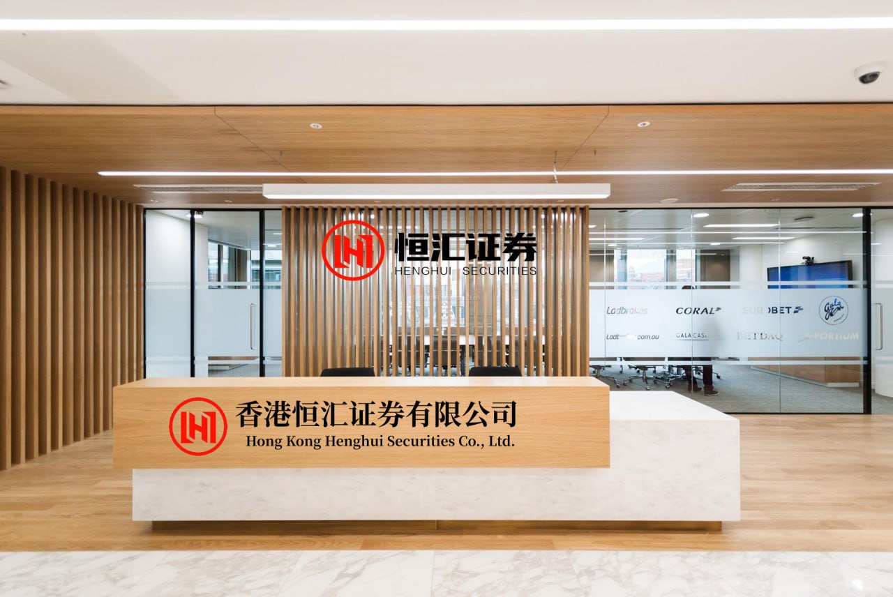 本信选配 Demna的Gucci首秀，以“族谱”方式展现，轻松秒杀前任？没啥亮点一般般？你怎么看...